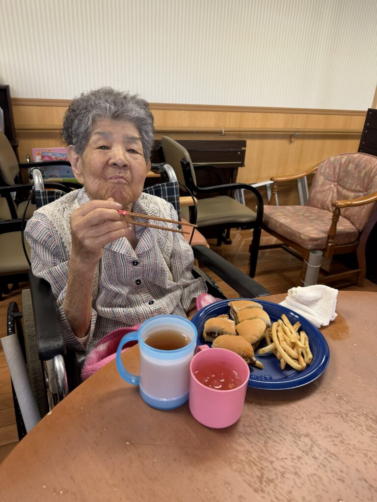 【西4　4階で昼食行事😊】