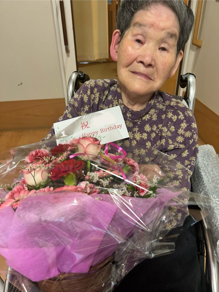 【東3丁目】家族様からのお花が届きました🌹